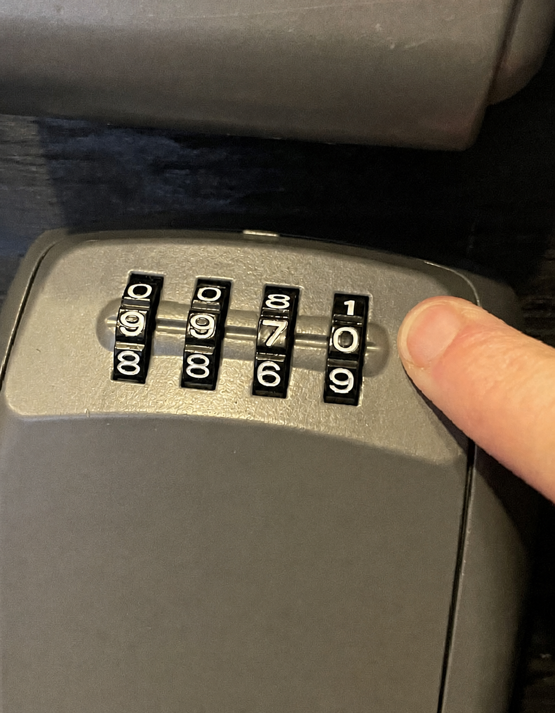 Setting the combination dials